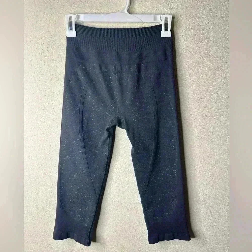 Lululemon Free To Flow Crop gray size 6 18” inseam